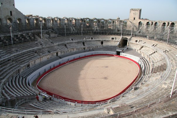 Римская арена амфитеатра в Арле, Франция, построена в 90 г. н.э.